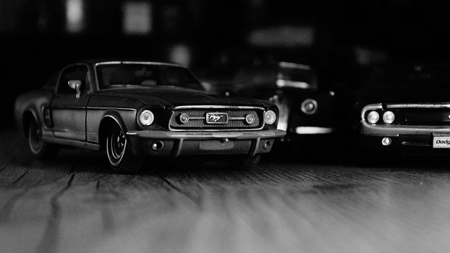 analista de TI monitorando infraestrutura em telas